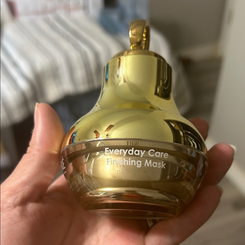 Finishing Mask Prèdirè Paris with led vibrating tool